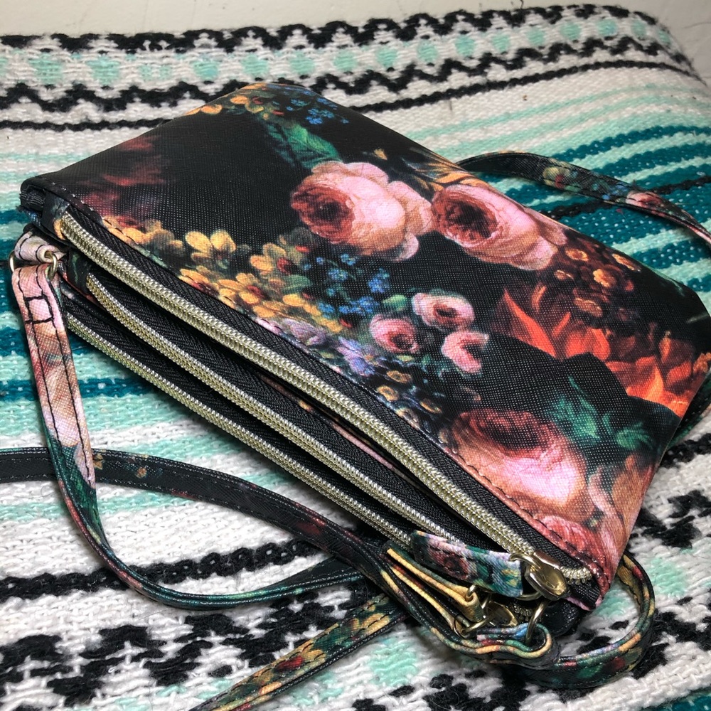 ⭐️ Bundle 5/$25 NWOT floral purse